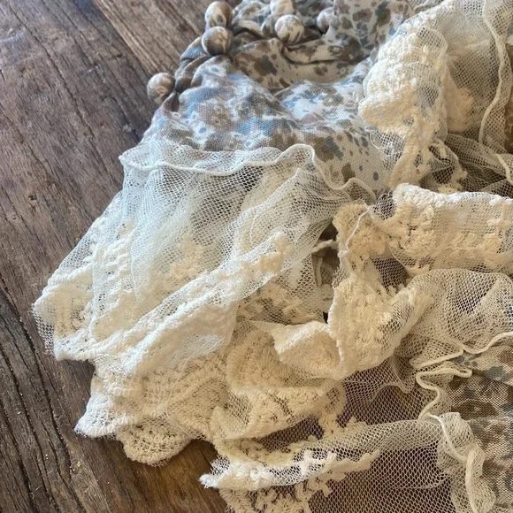 Vintage Style Lace detail Wrap - Picture 4 of 6